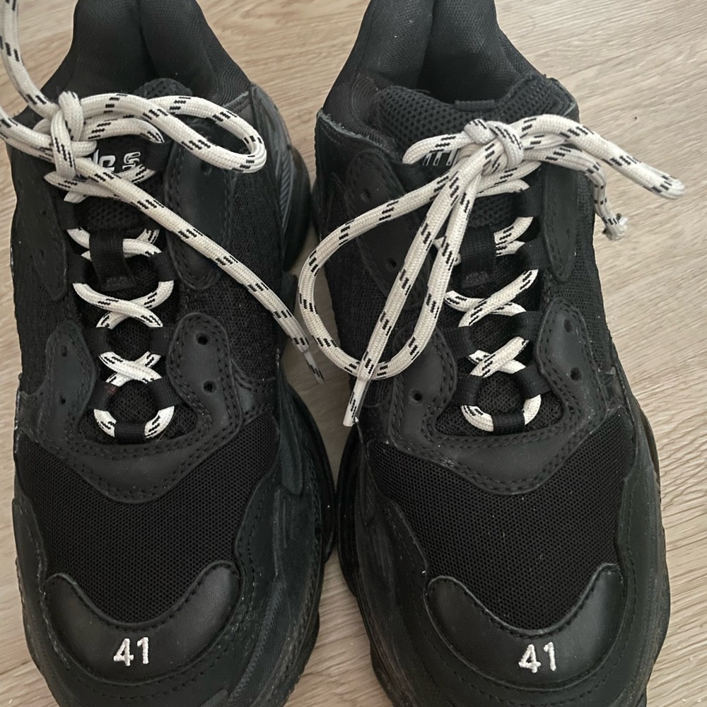 Balenciaga Black And White Triple S Sneaker (41)